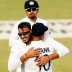 विकेट लेने के बाद जश्न मनाते अक्षर पटेल