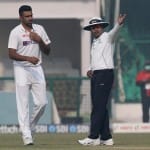 आर अश्विन और अंपायर नितिन मेनन