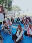 हाथरस : तहसील के गेट पर धरना देते भाकियू के कार्यकर्ता।  संवाद