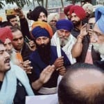डिप्टी सीएम सुखजिंदर रंधावा से सवाल पूछते किसान।