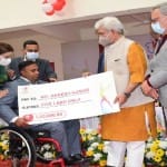 जम्मू में खिलाड़ी राकेश कुमार को चेक सौंपते उपराज्यपाल मनोज सिन्हा।
