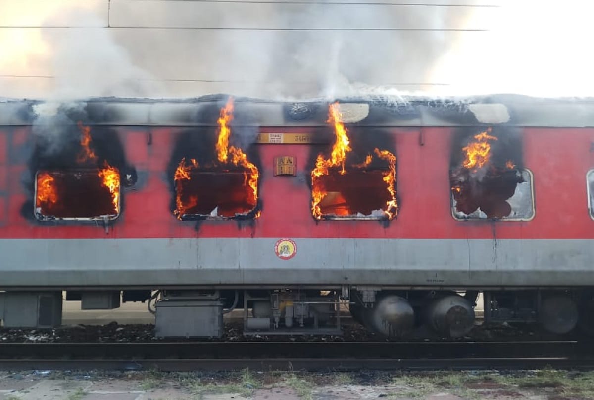Jhansi: Fire in Udhampur-Durg Express, 50 passengers' luggage worth 20 lakhs destroyed