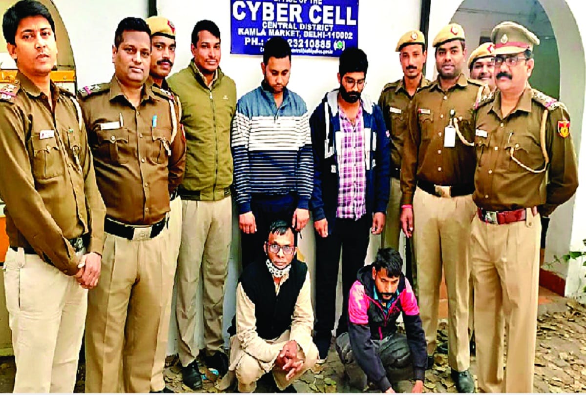 Four arrested for stealing shares worth one million by hacking trading account
