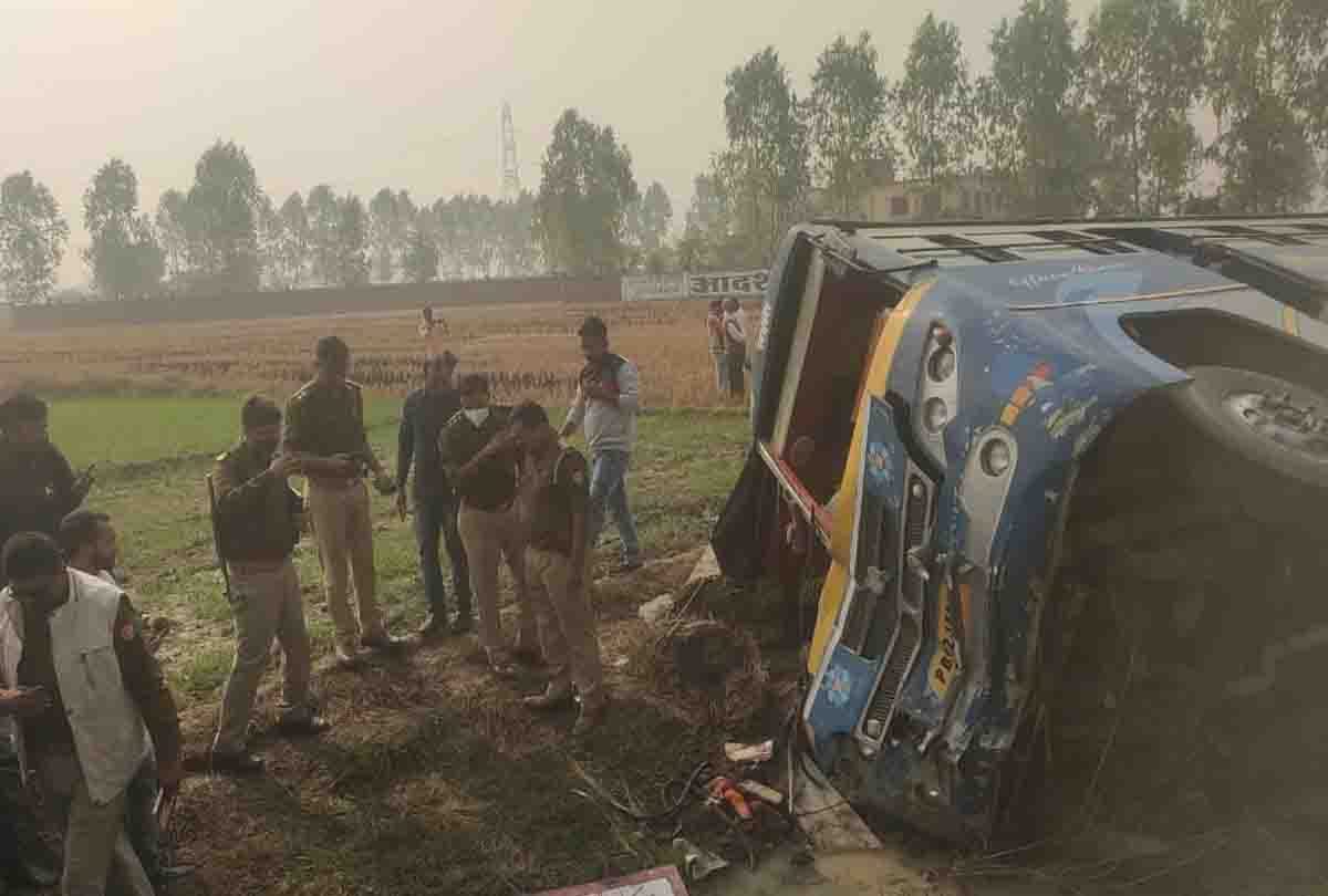 Road accident in Auraiya: Bus overturned uncontrollably, one dead, many passengers injured
