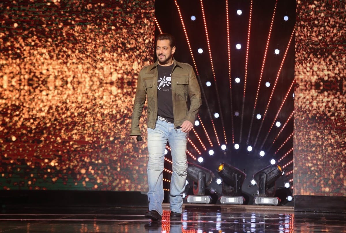 Salman khan Abhishek bachchan to appear as special guests on sa re ga ma pa to promote their movies