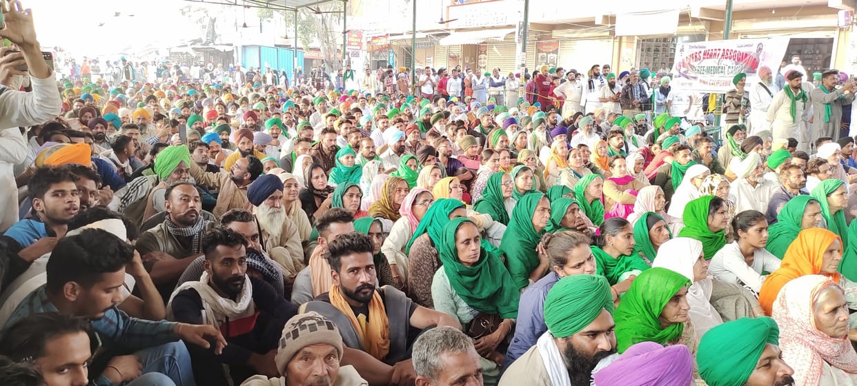 the crowd gathered at the tikri border on the return of the law, the way remained open