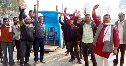 Farmers protest at sugarcane center for four hours, displeasure over slow weighing