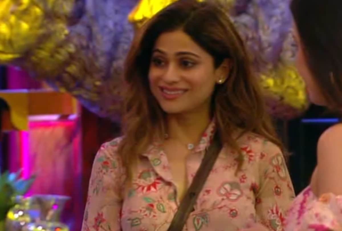bigg boss 15 shamita shetty looks unhappy to see vip members rashmi desai and rakhi sawant says feel like i am trapped