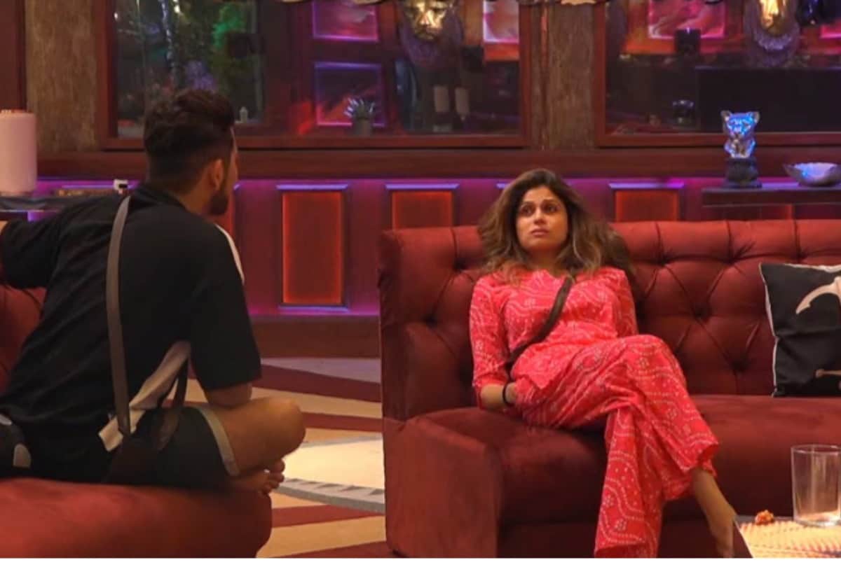 bigg boss 15 shamita shetty looks unhappy to see vip members rashmi desai and rakhi sawant says feel like i am trapped