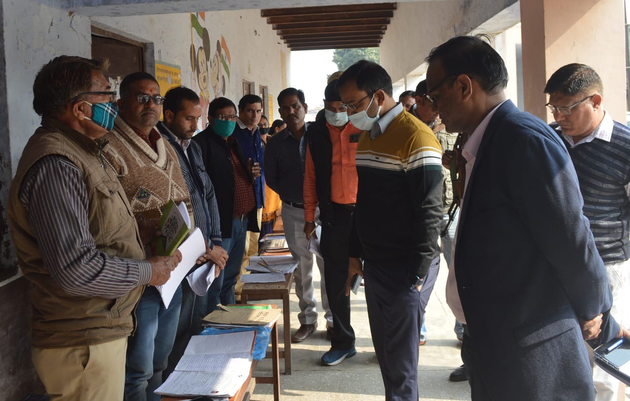 Hathras: Expressed displeasure over the poor progress of filling the form for making new voter card