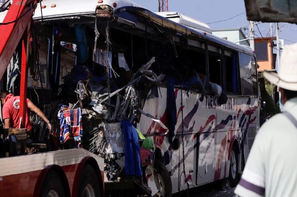 19 died and 32 more injured after bus carrying pilgrims in central Mexico crashed
