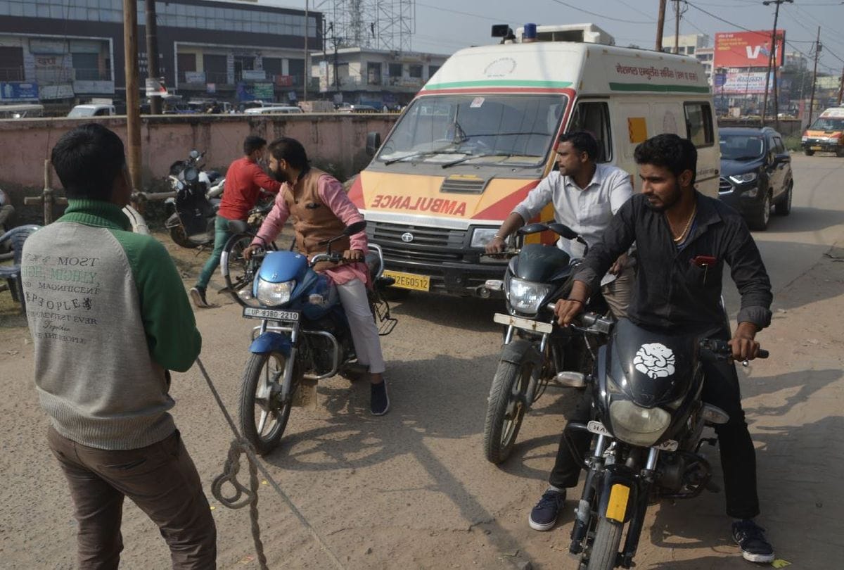 Restriction on entry of vehicles in Government Medical College Firozabad
