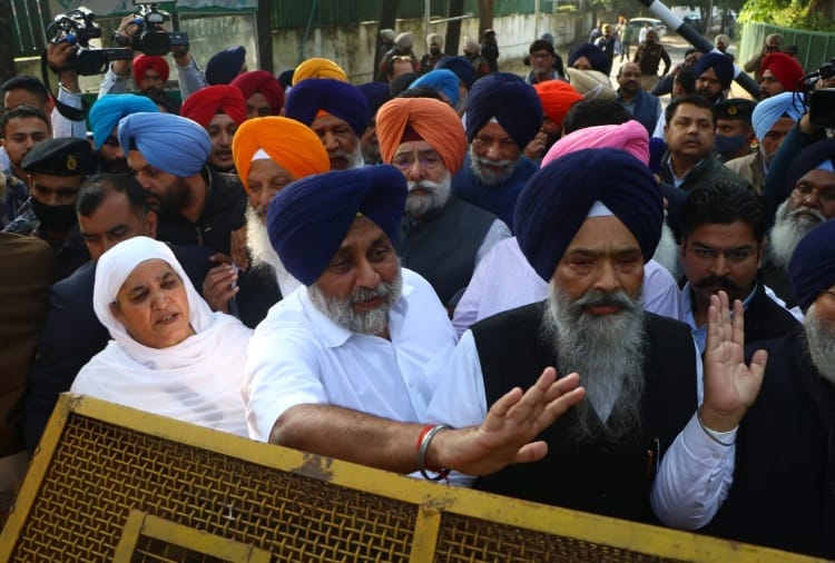 Shiromani Akali Dal president Sukhbir Badal along with party Senior Leaders gave arrest 