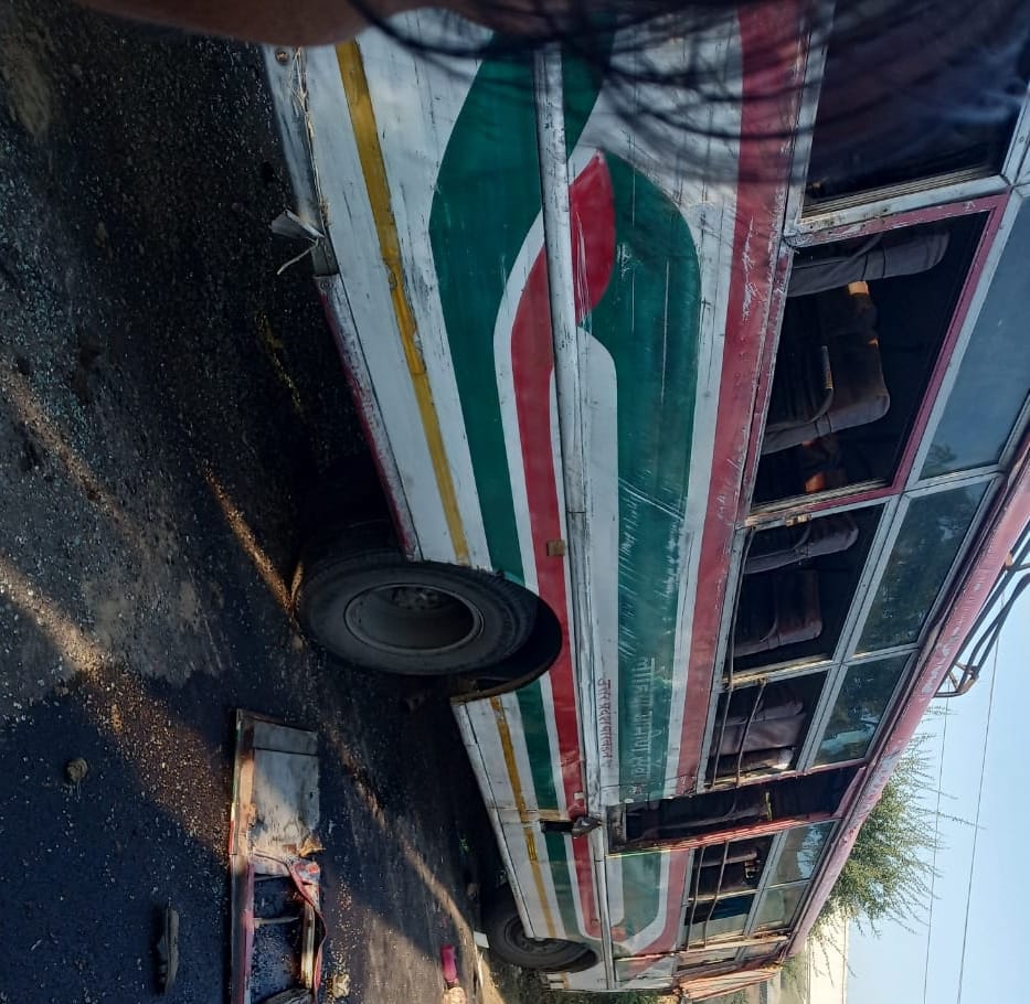 uncontrol bus crashed, one died, 19 injured