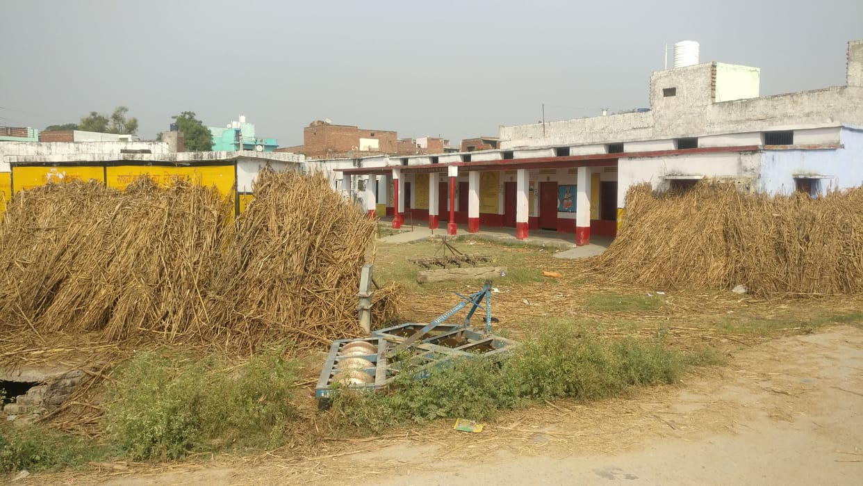 Hathras: The curb placed in the school premises, people's tractors stand in it