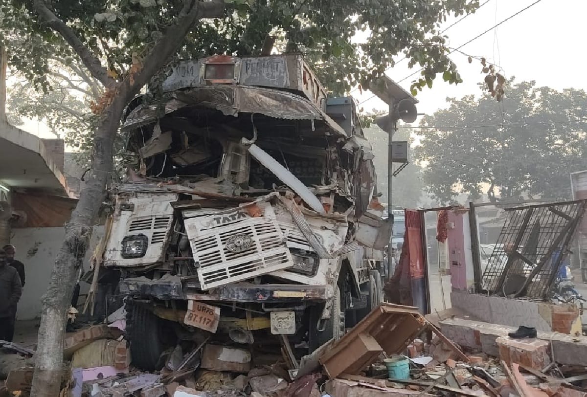 Jaunpur Uncontrolled truck rammed into police post