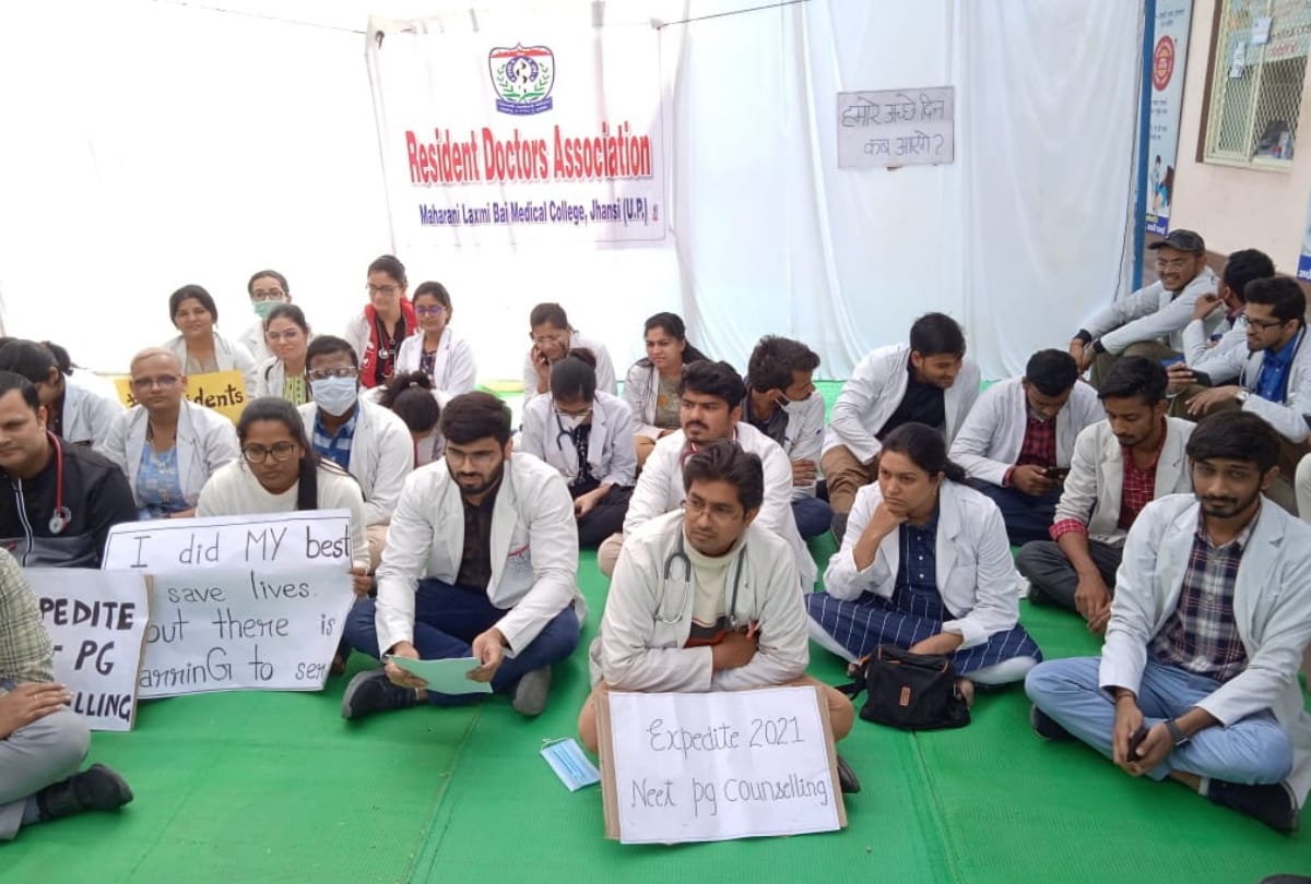 Jhansi medical college junior doctors demand neet counselling