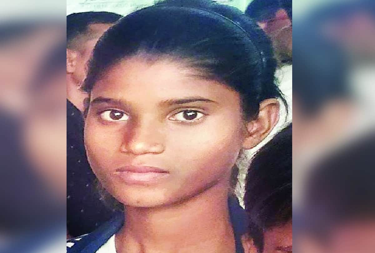 slum children impress people by stage performing in agra