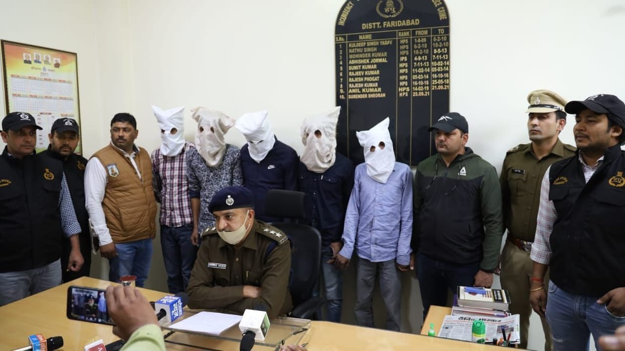 The former watchman of the factory had hatched a conspiracy to loot, arrested with colleagues