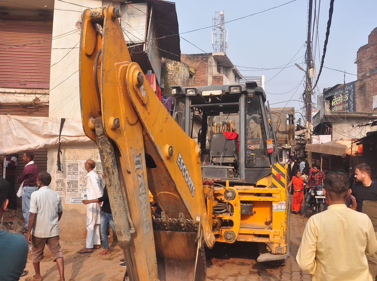 Municipal workers who arrived to remove encroachment in the vegetable market returned bereft
