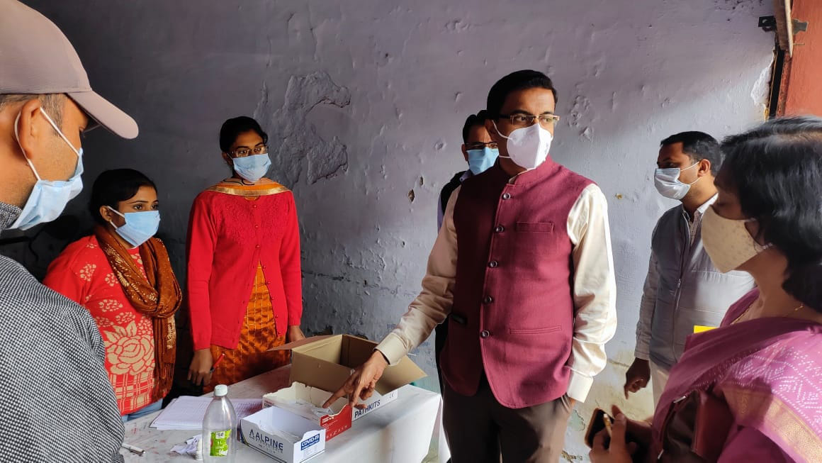 Neither doctors nor medicines are available in CHC