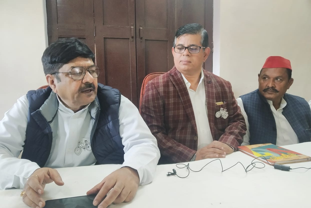 akhilesh yadav arriving lalitpur for three days