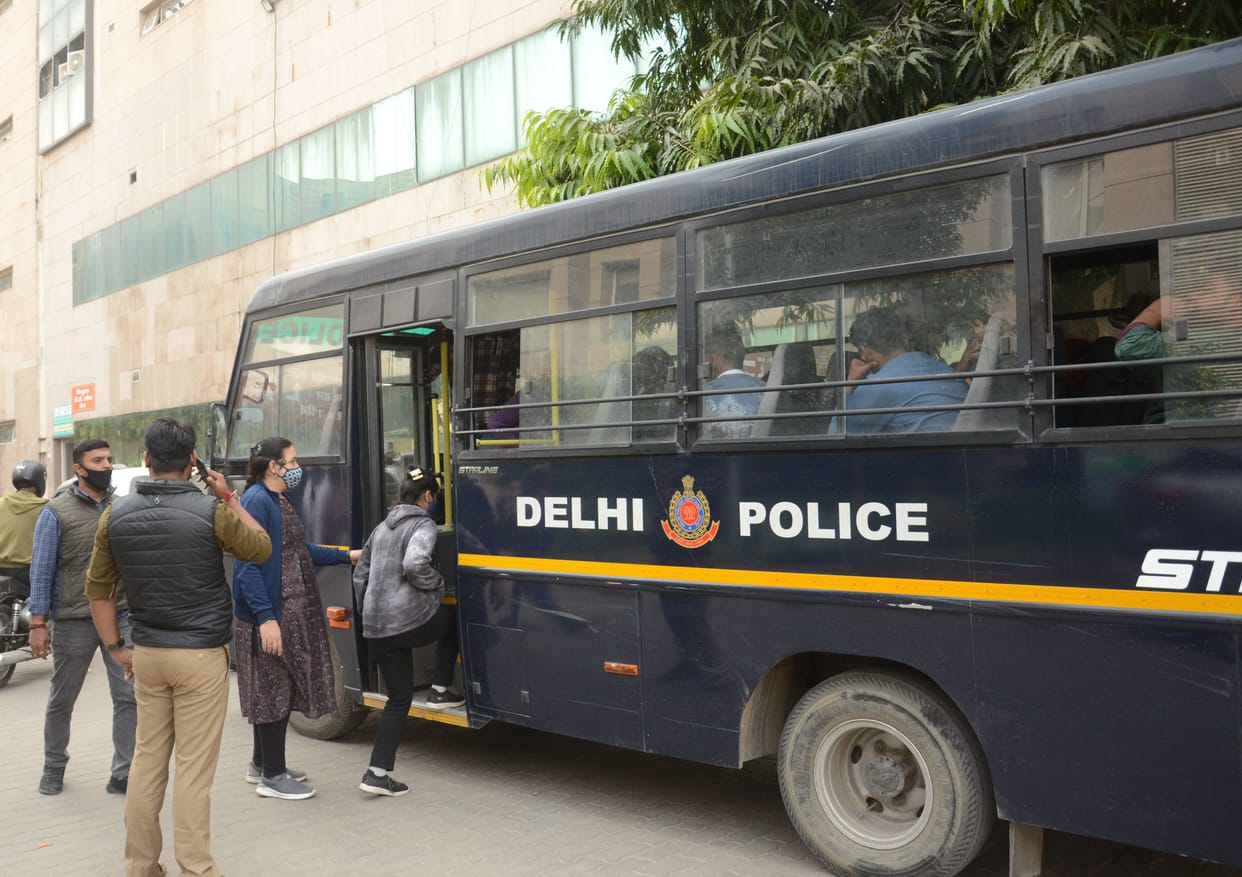 Fraud from fake call center in the name of getting loan, 14 workers arrested