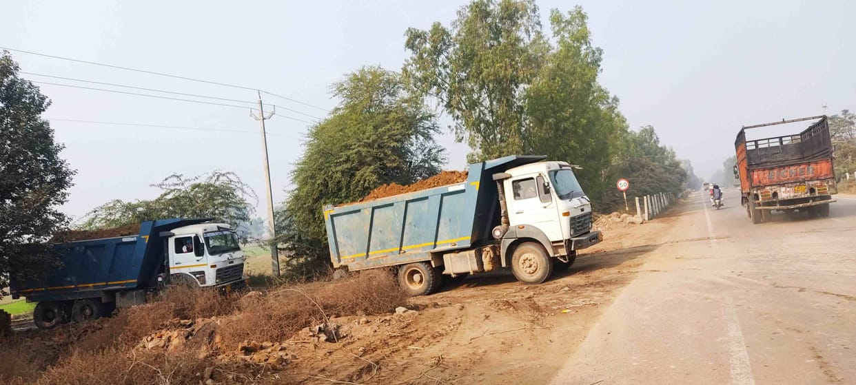 The orders of the administration flew in the dust, trucks filled with soil running without cover