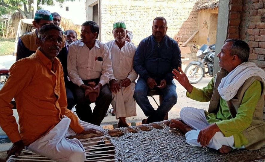 Farmers protested against the employees who went to fill the manifesto
