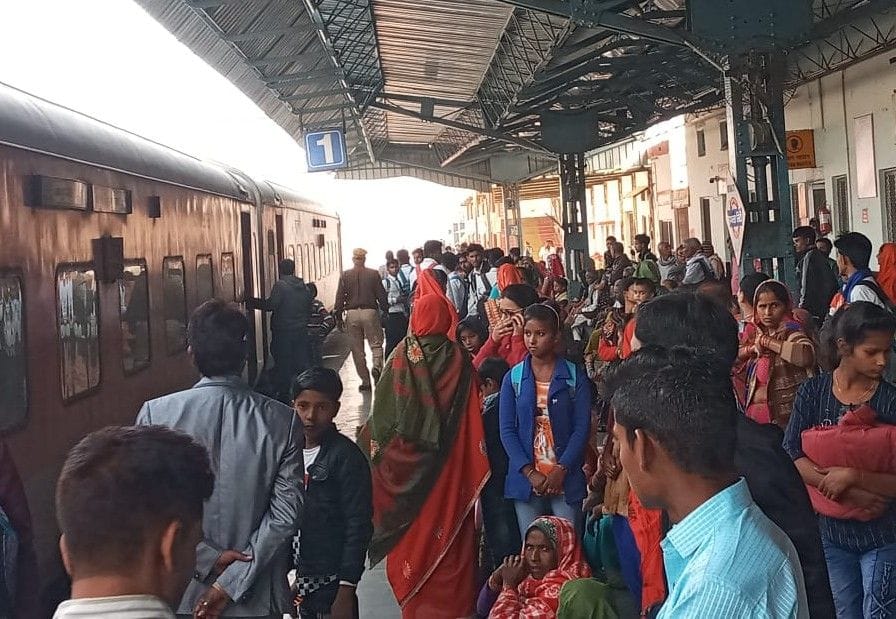 Hathras: Crowd in buses and trains in Sahalag, problems faced by passengers