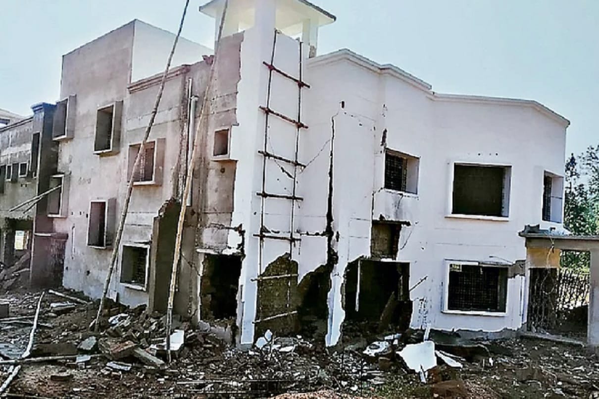 naxalites blast new police station building by bomb in gumla