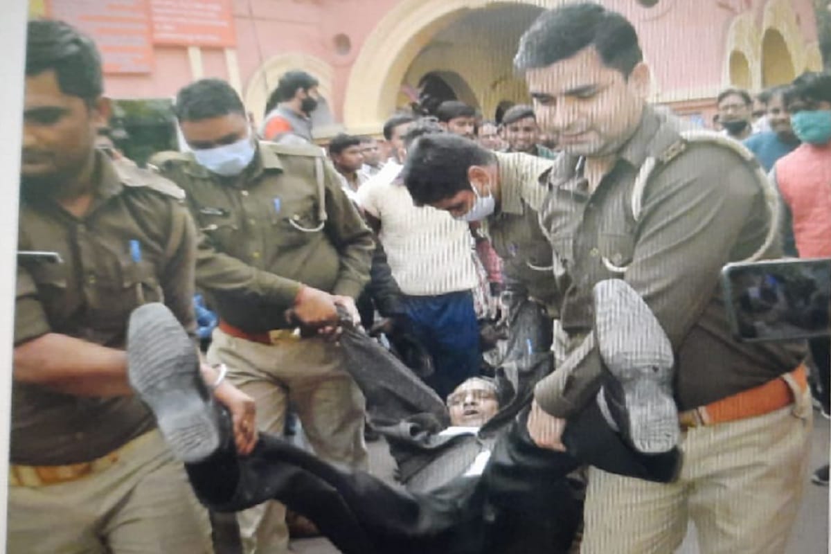 UP News: Ruckus has in district hospital in Muzaffarnagar and police misbehaved with social worker