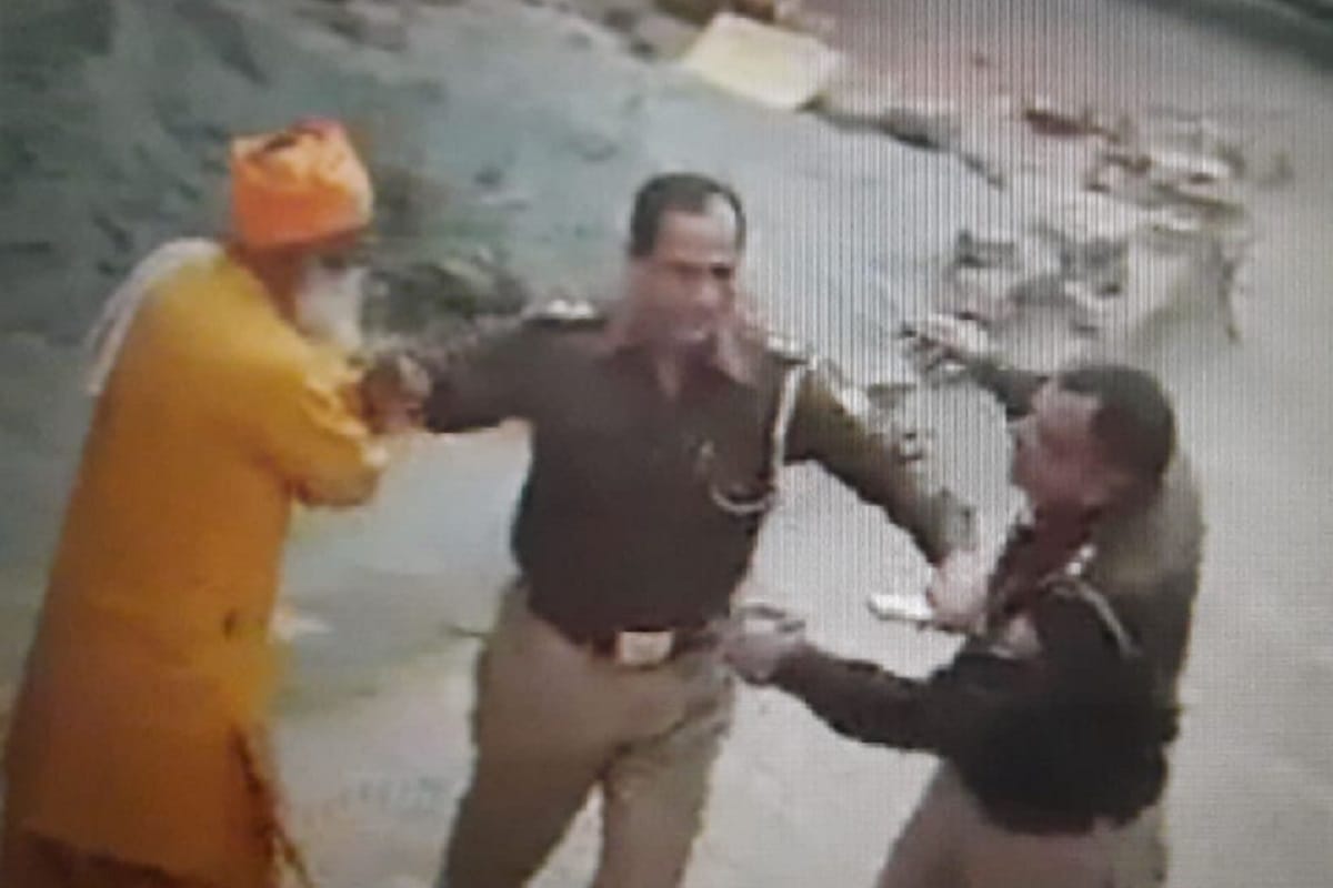 UP News: A daroga beat up an elderly person and threatened to shoot in Saharanpur