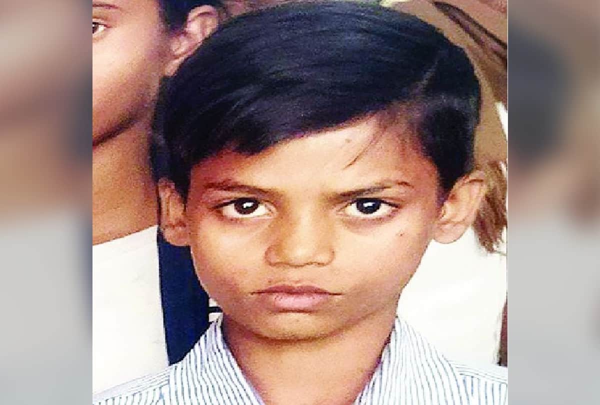 slum children impress people by stage performing in agra