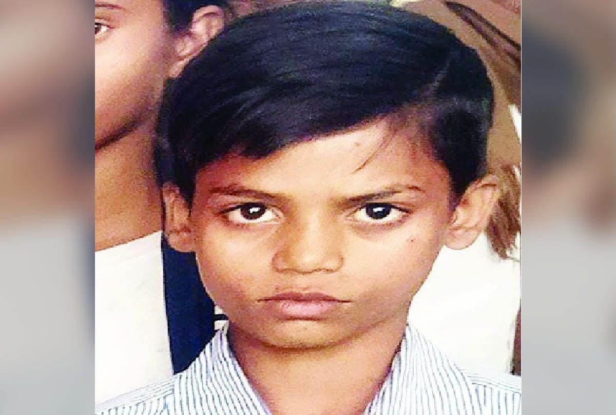 slum children impress people by stage performing in agra