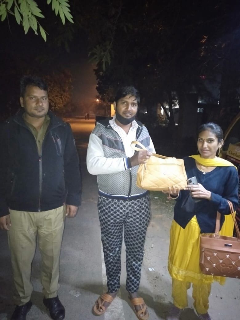 Police got a purse full of 35 thousand rupees left in the auto