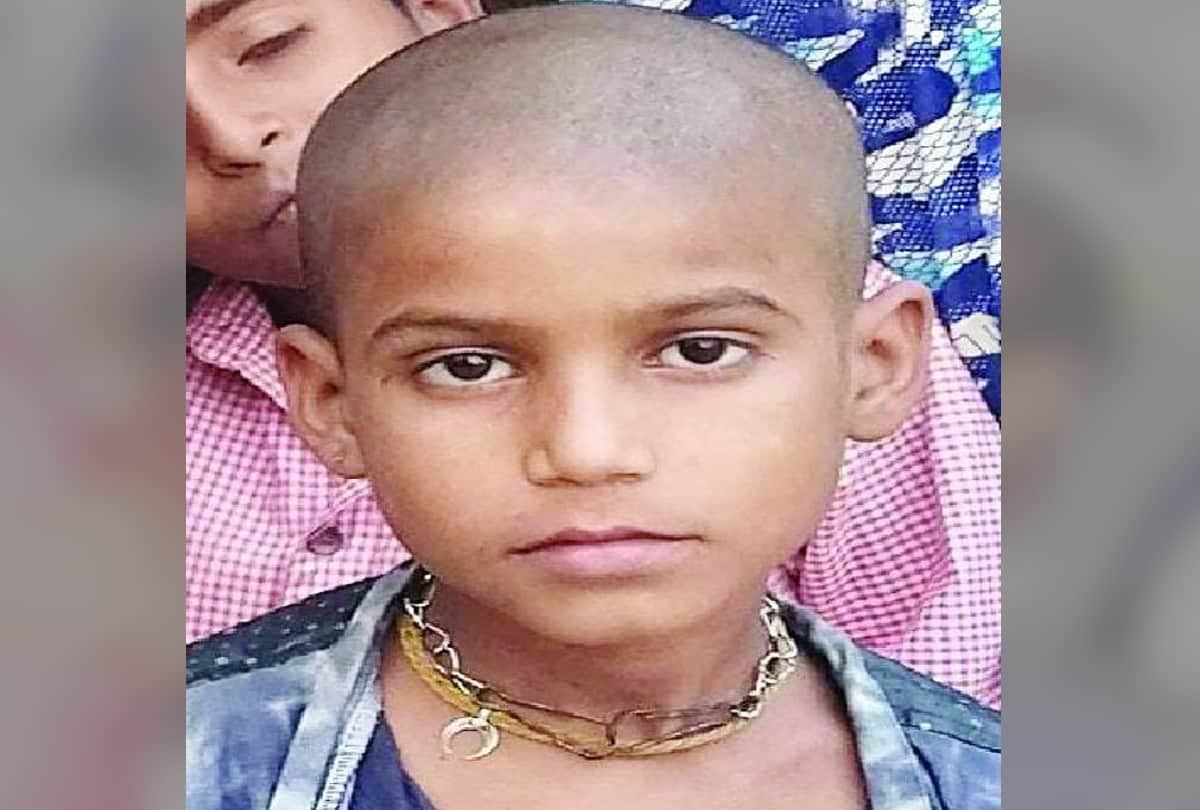 slum children impress people by stage performing in agra