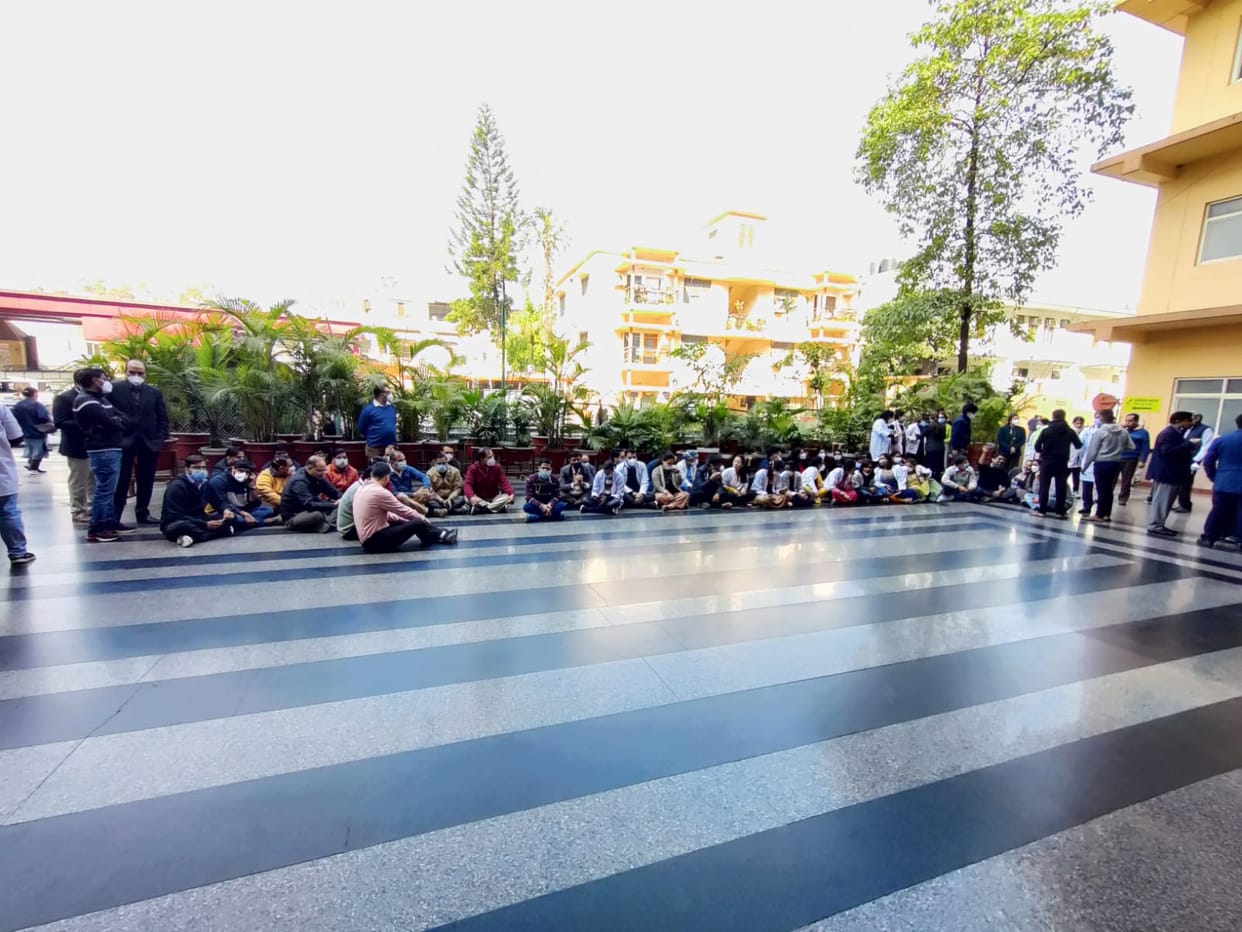 uttarakhand news: Doctors sitting on dharna in this hospital of dehradun, anger over salary non-payment for several months