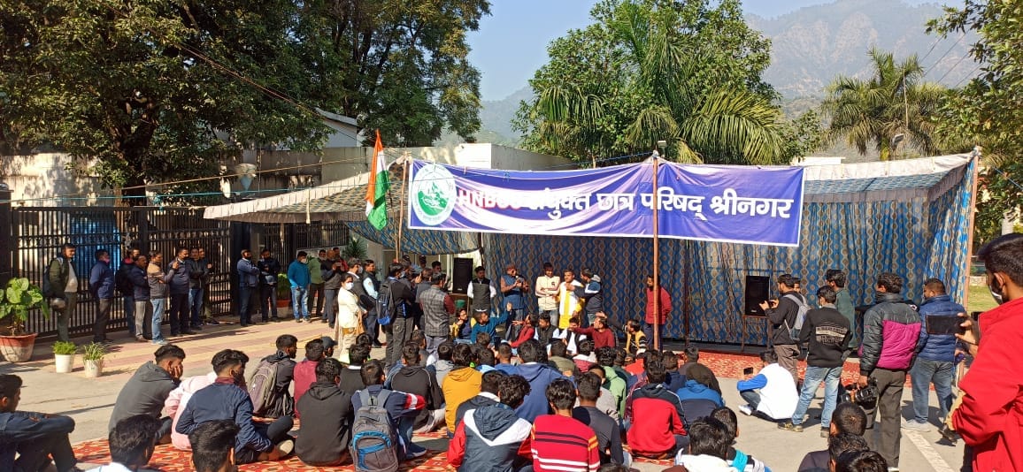 HNB University: Registrar arrived to talk to students who sitting on dharna on demand student union elections