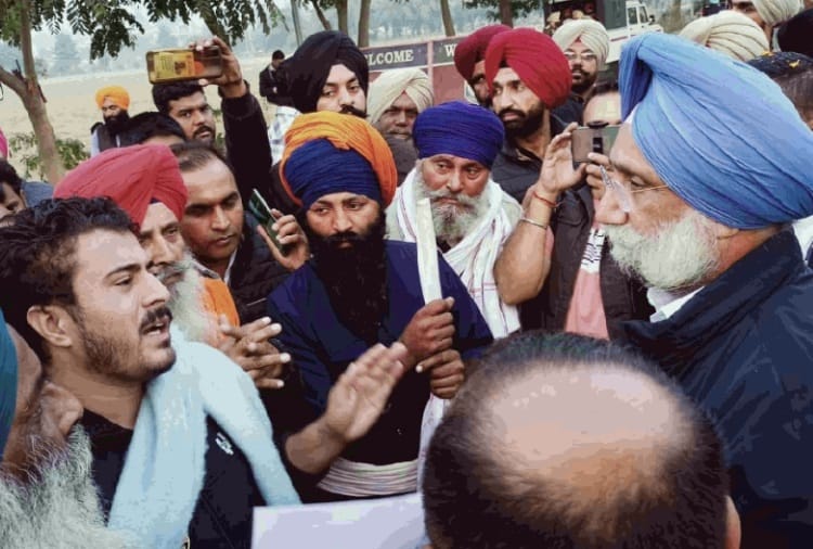 Farmers Questions Deputy CM Sukhjinder Randhawa about their demands in Sultanpur Lodhi