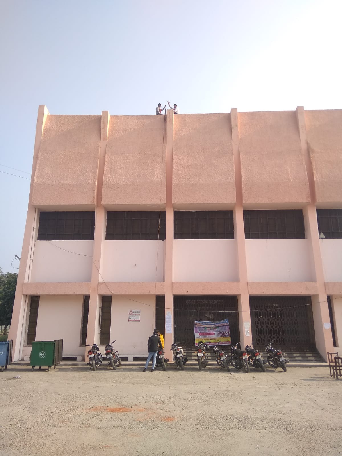 Uttarakhand News: Students climb on roof of Rudrapur Degree College auditorium on demand of increase subject in MSc