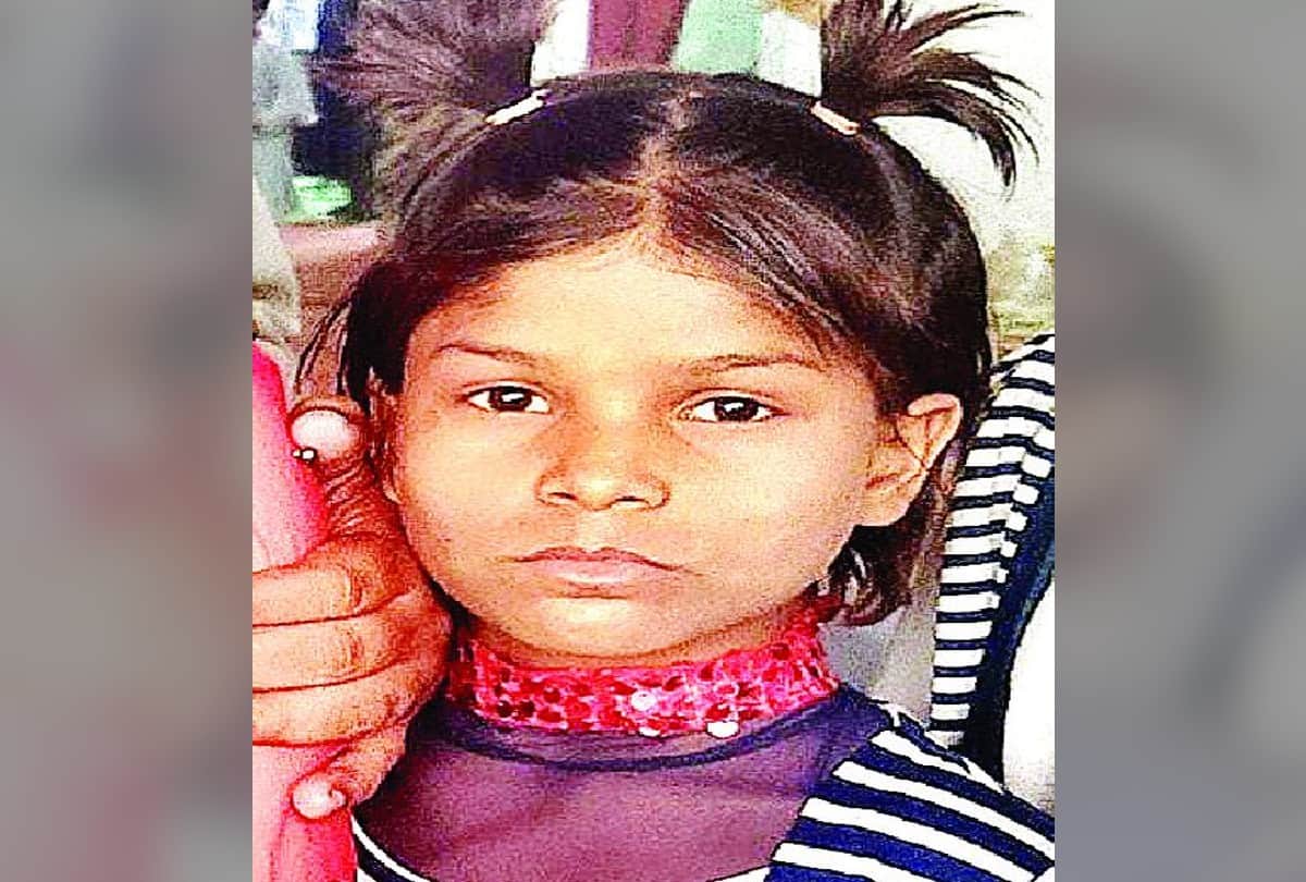 slum children impress people by stage performing in agra