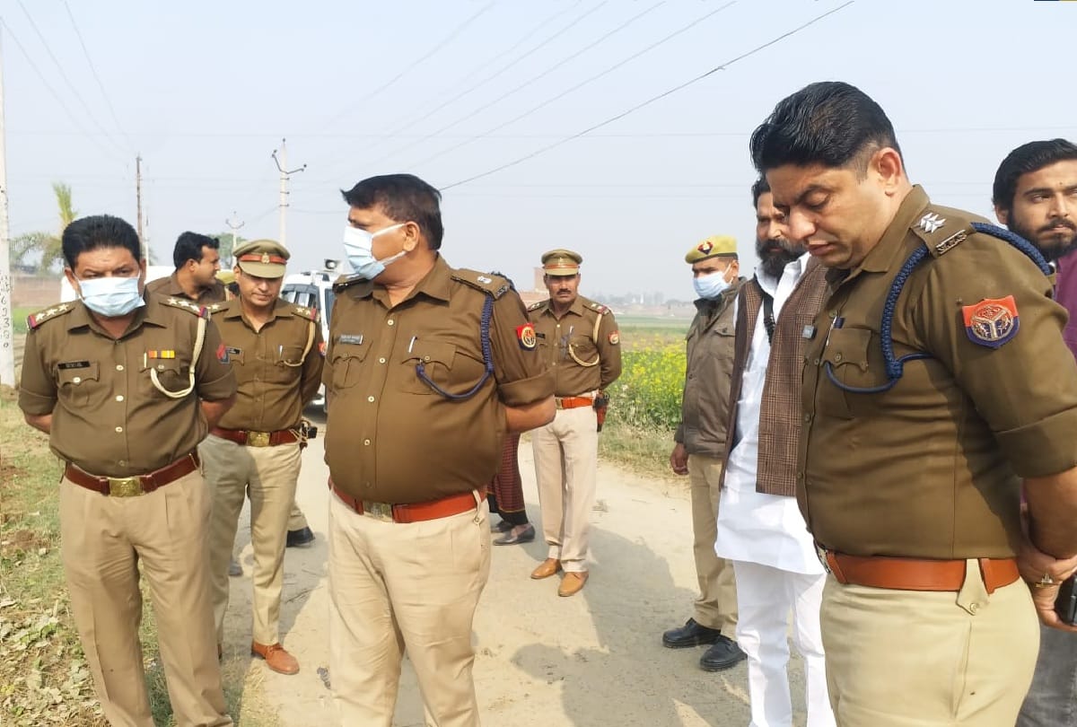 Moradabad sambhal news Dead body of a young man found in a potato field