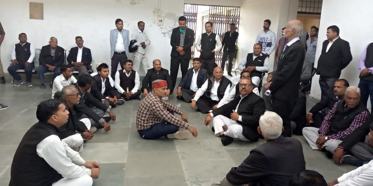 Sirathu's advocate sitting on dharna, shouting slogans