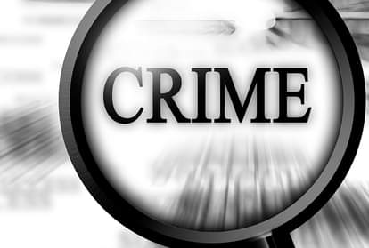 पुलिस ने आरोपी टीचर को हिरासत में लिया है।