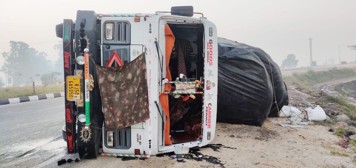 Truck overturned on Karnal-Patiala road, driver narrowly saved