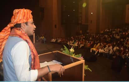 वाराणसी में शनिवार को सिगरा स्थित रूद्राक्ष सेंटर में आयोजित कार्यक्रम को संबोधित करते भारतीय जनता युवा मोर्चा के राष्ट्रीय अध्यक्ष तेजस्वी सूर्या ।