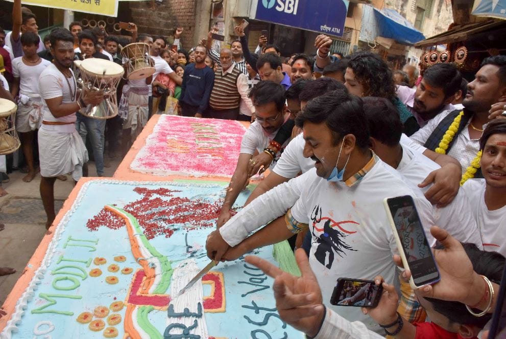 701 kg cake cut on the birth anniversary of Kotwal of Kashi devotees worshiped in varanasi