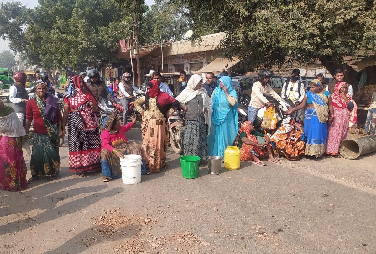 women protest for water in Agra news