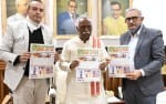 न्यूज लेटर का विमोचन करते कुलाधिपति बंडारू दत्तात्रेय।
